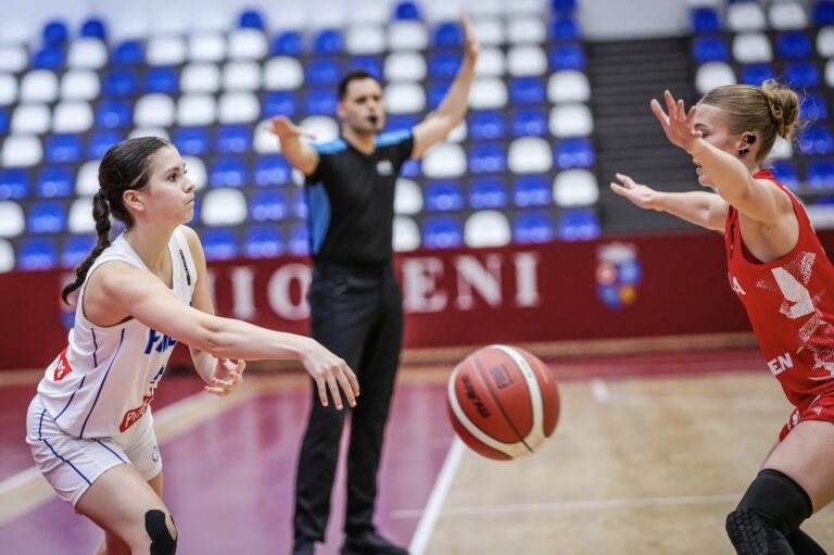 WU16-maajoukkueen EM-kisojen toinen peli kovatasoista Puolaa vastaan