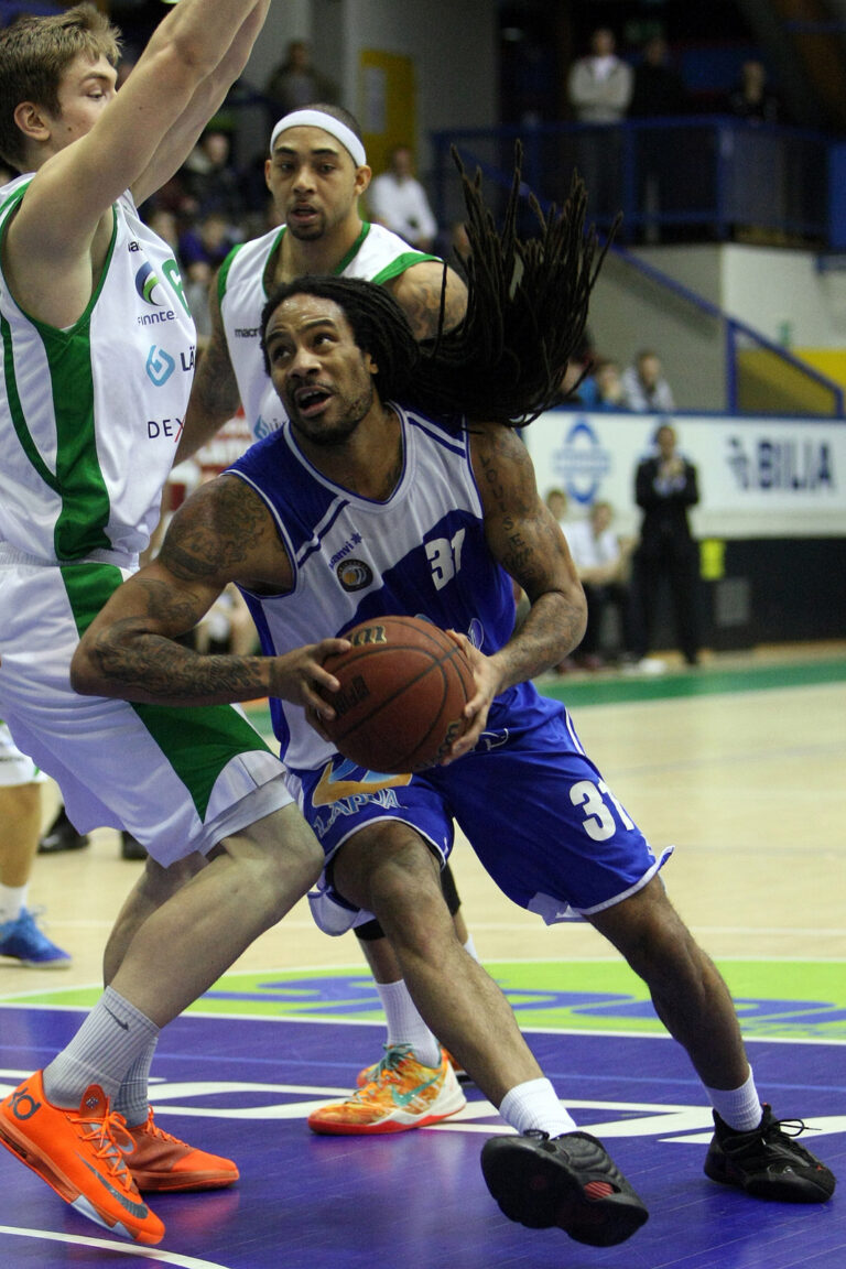 Kobrissa aikanaan ihastuttanut Jesse Perry vahvistaa loppukauden Ura Basketia