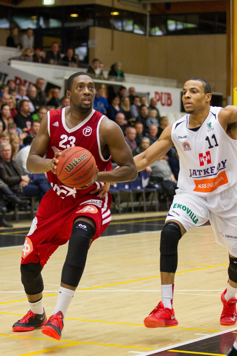 Kelvin Lewis palaa Pyrintöön