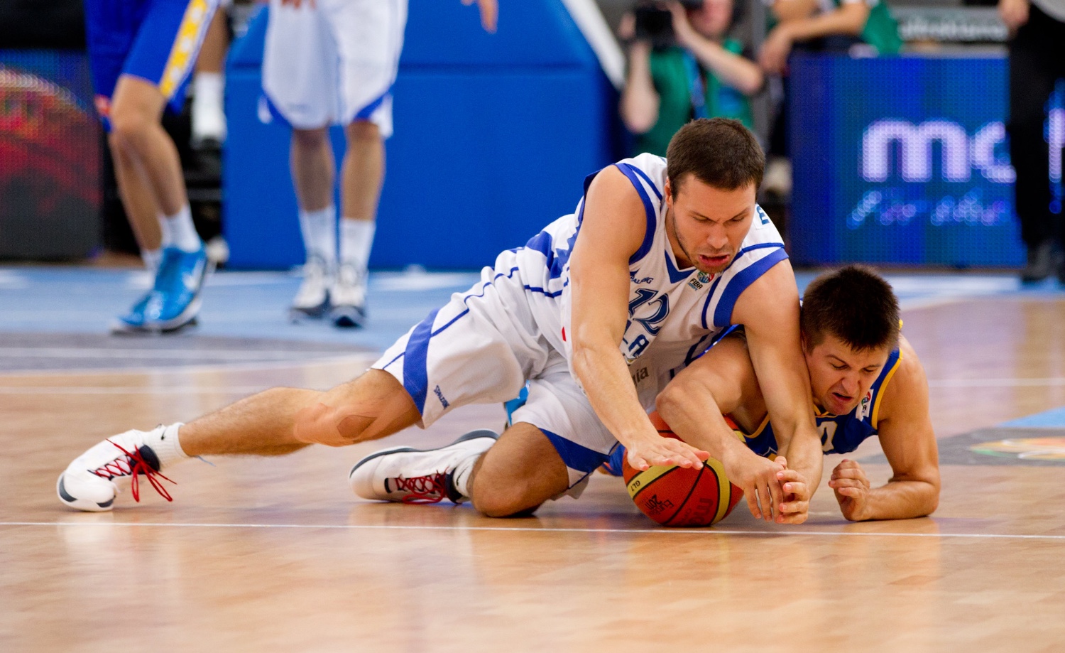 Vesa Mäkäläinen taisteli uransa aikana jokaisesta irtopallosta - myös EM-kisoissa 2011 Bosnia ja Hertsegovinaa vastaan Susijengin uniformussa. Kuva: Ville Vuorinen/Susijengi