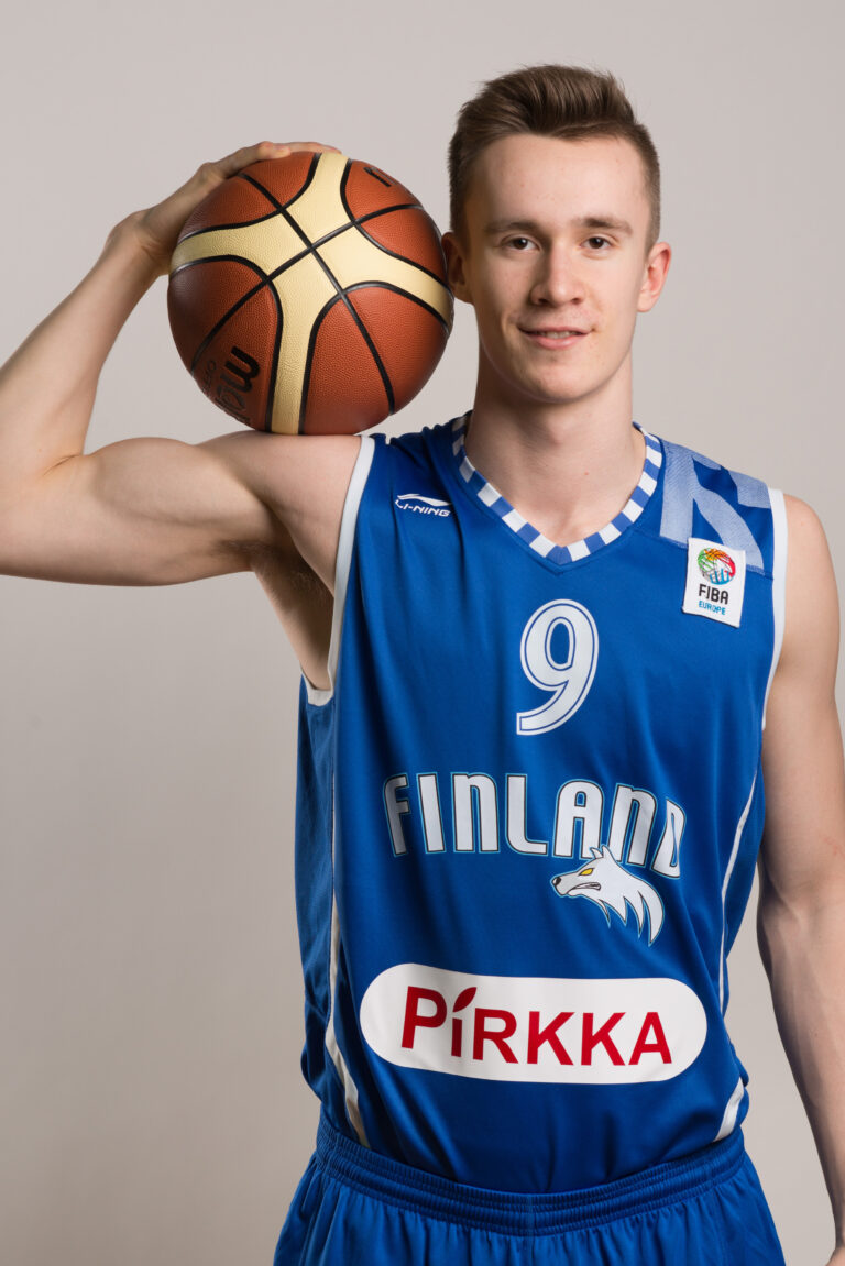 18-vuotiaille pojille komea avausvoitto EM-kisoissa!
