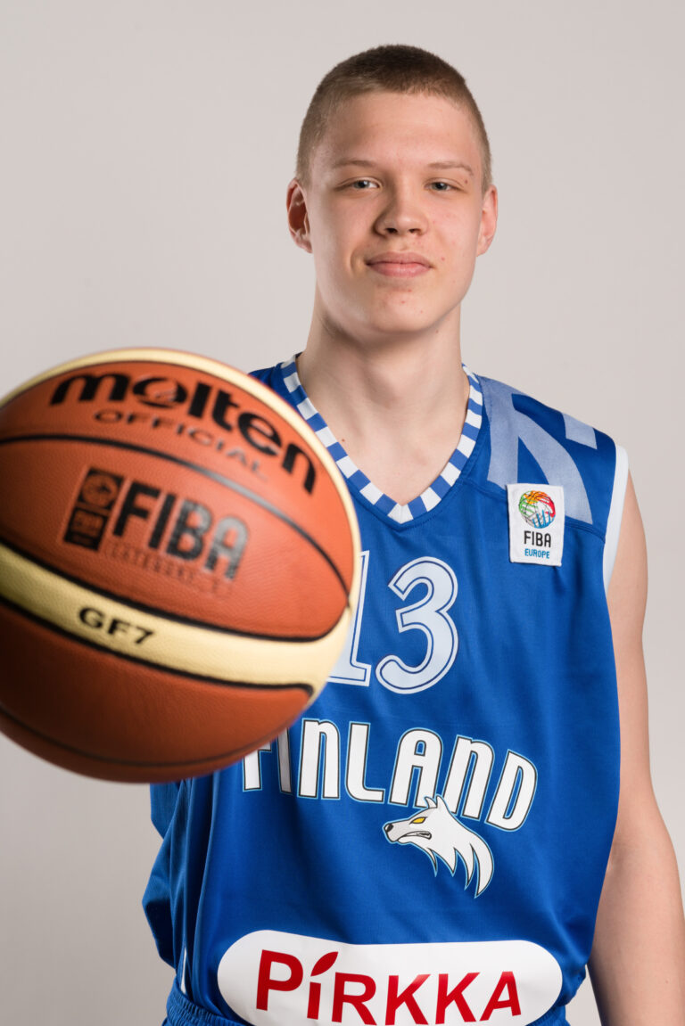 Suomen 16-vuotiaat pojat historiallisesti MM-kisoihin