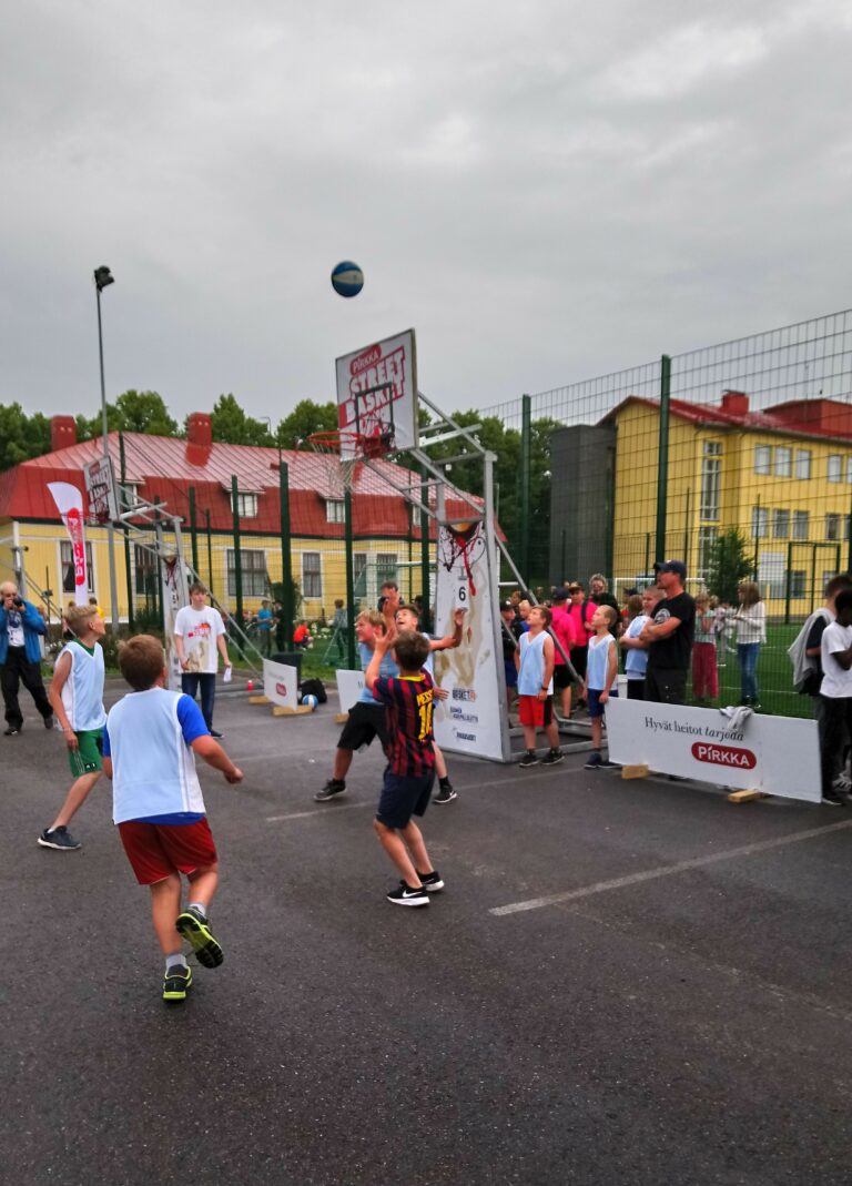 Vauhdikas katukorispäivä Loviisassa Pirkka Street Basketin tahtiin