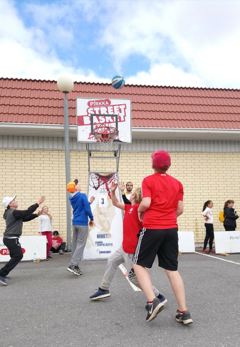 Kärrynpyöriä ja katukorista – Pirkka Street Basket liikutti lapsia keskiviikkona Laitilassa