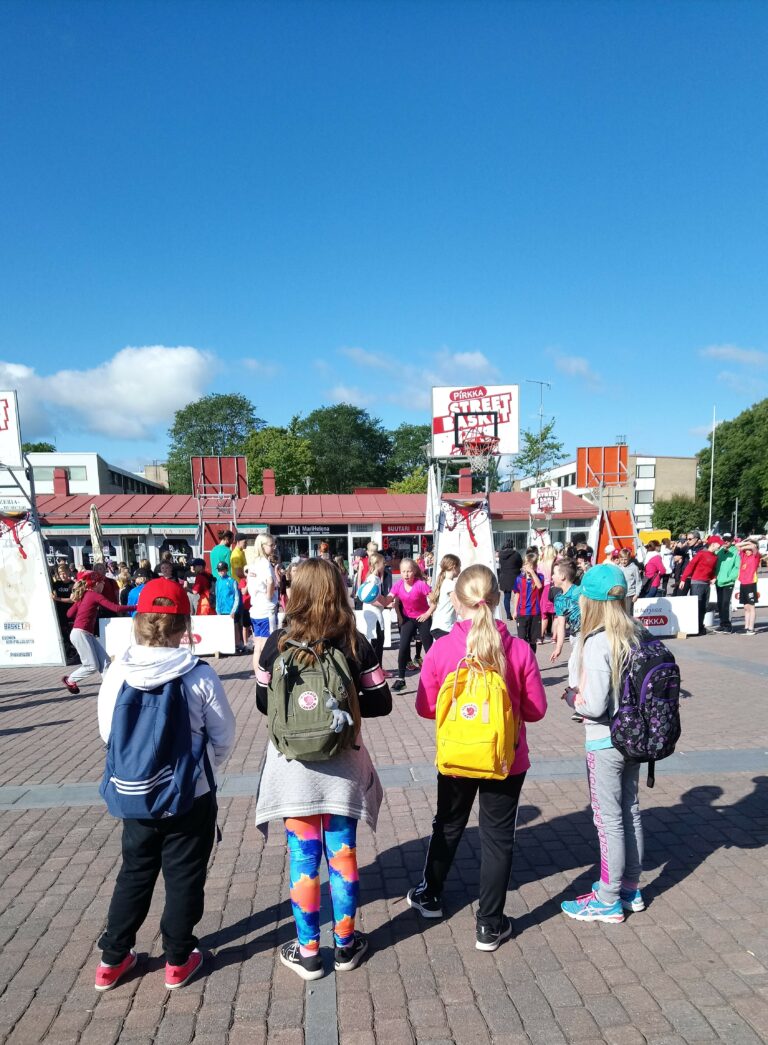 Viikon viimeinen Pirkka Street Basket täytti Uudenkaupungin torin