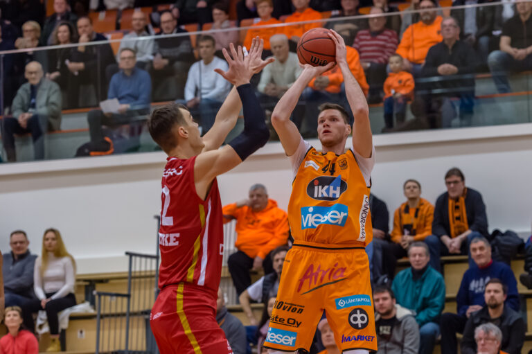 Karhu Basket kaatoi Uran toistamiseen tällä viikolla – Jussi Turja heitti Kobrille voiton Kisahallissa