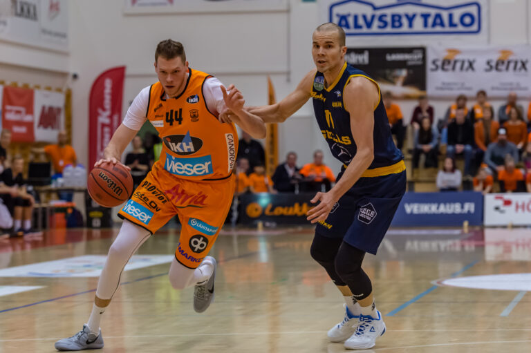 Korisliigan puolivälierien ennakot 1/2: Karhu Basket nojaa kotietuunsa, Kataja aloittaa urakkansa jäähallissa