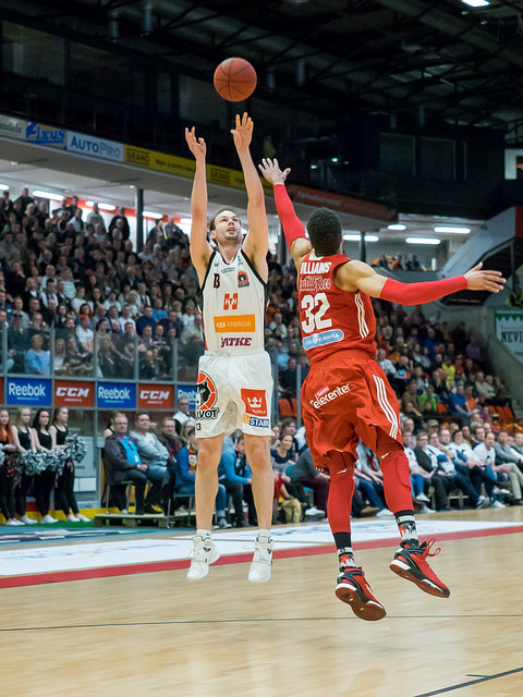 Kouvot voiton päähän Pantteri-patsaasta