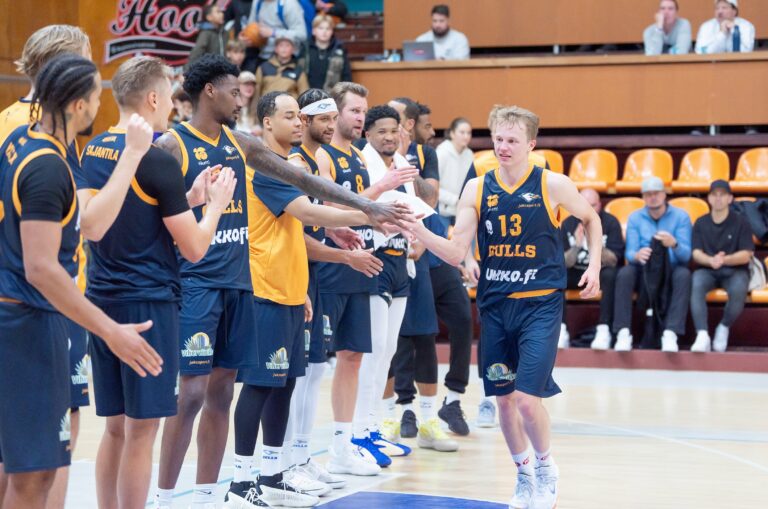 Korisliiga-finaalit käyntiin: Seagulls päihitti Kauhajoen rajusti avauksessa, Nikkarinen kentän pistekuningas