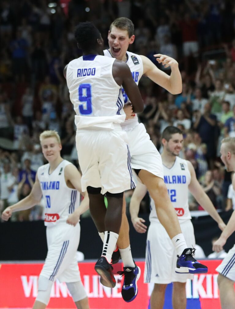 Aidoo ja Murphy 14 pistettä NCAA:ssa, Maxhuni aloitusviisikkoon