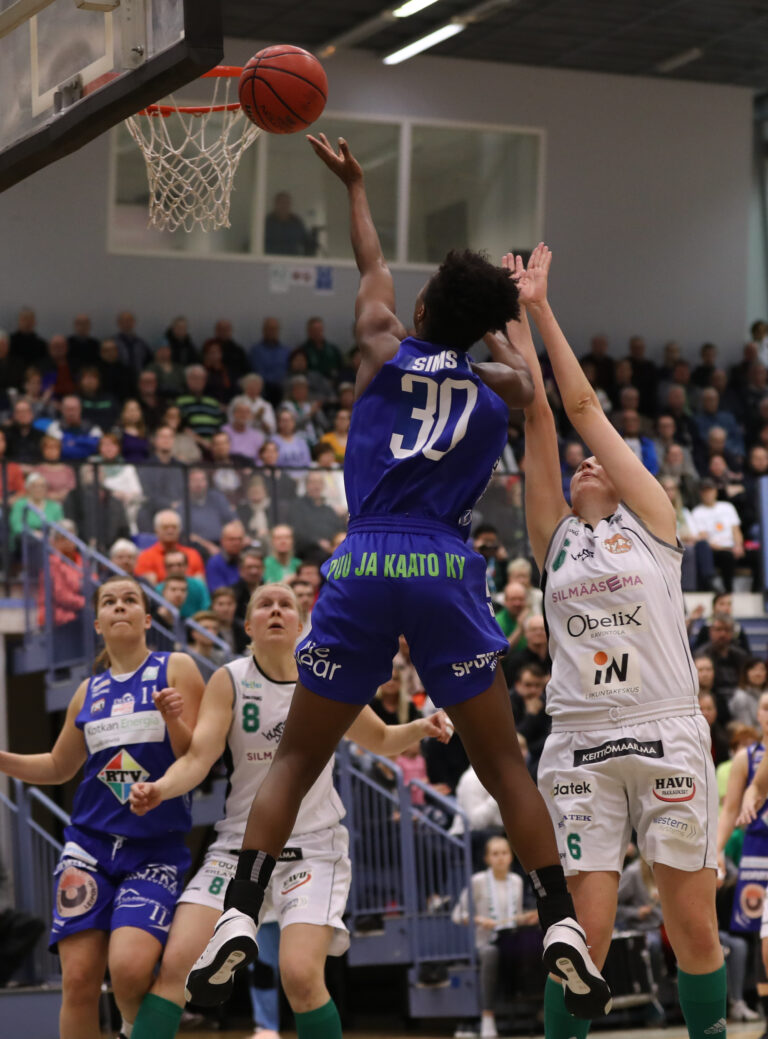 Tehokas Akilah Sims jatkaa Peli-Karhuissa
