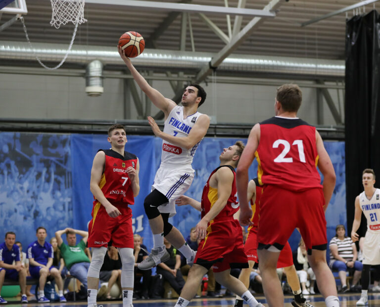 Maxhunille kauden ennätyspisteet NCAA:ssa
