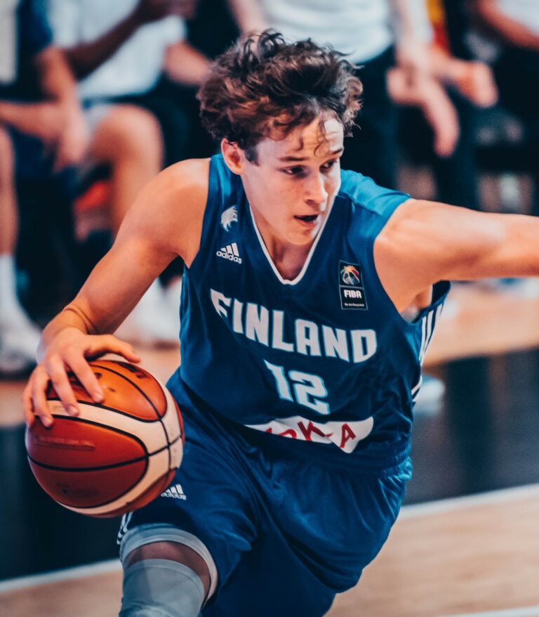 18-vuotiaat pojat säilyttivät A-divisioonapaikan, 18-vuotiaat tytöt avausvoittoon EM-kisoissa