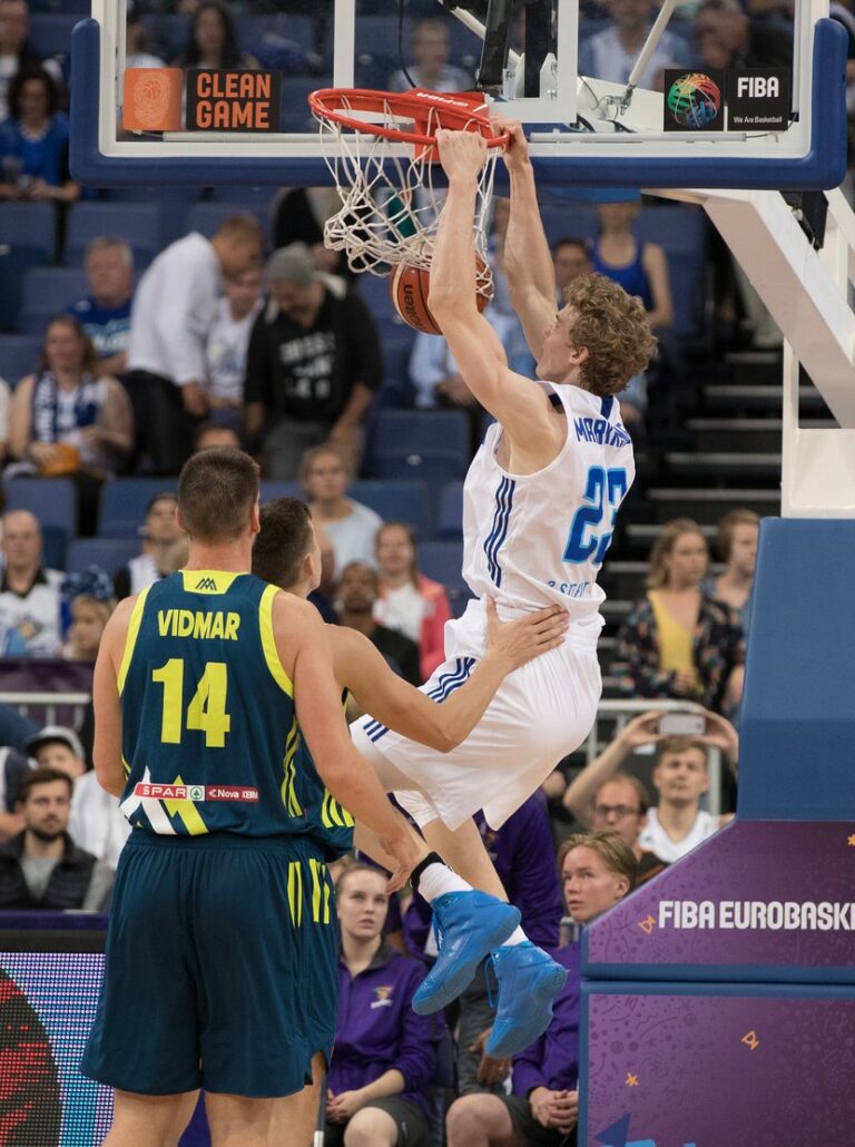 Markkanen teki suomalaista koripallohistoriaa, Bullsille vierastappio NBA-avauksessa