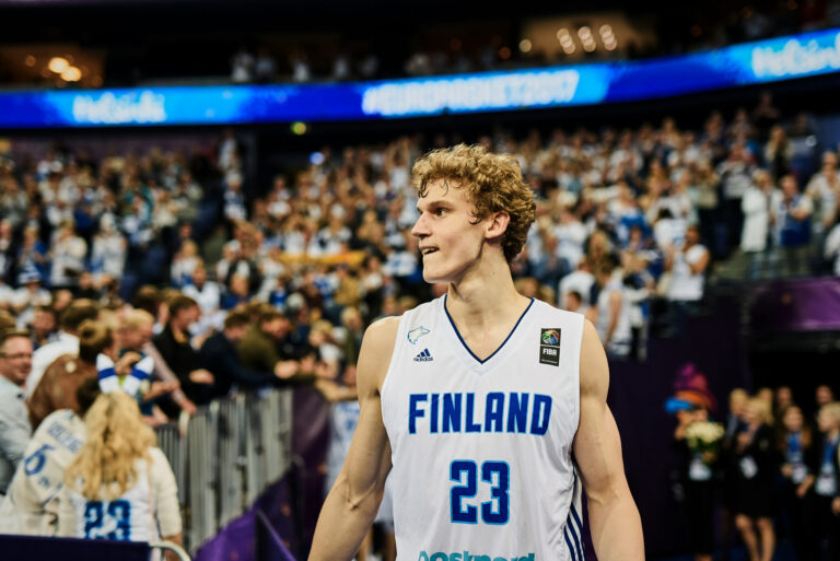 Historiallinen NBA-kausi kansien väliin: Lauri Markkanen – läheltä ja kaukaa