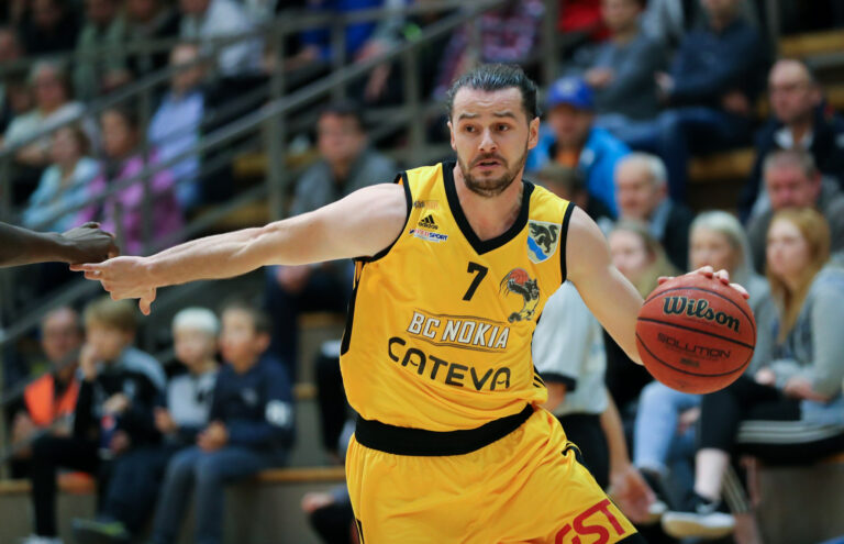 Eldar Skamo siirtyy Ura Basketin paitaan