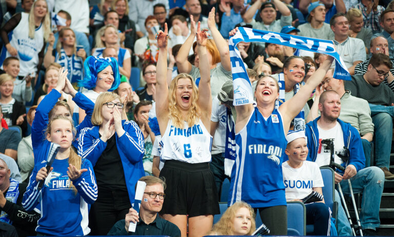 Juhlitaan yhdessä lisenssiennätystä! Susijengi kohtaa Viron korisperheen kiitosottelussa