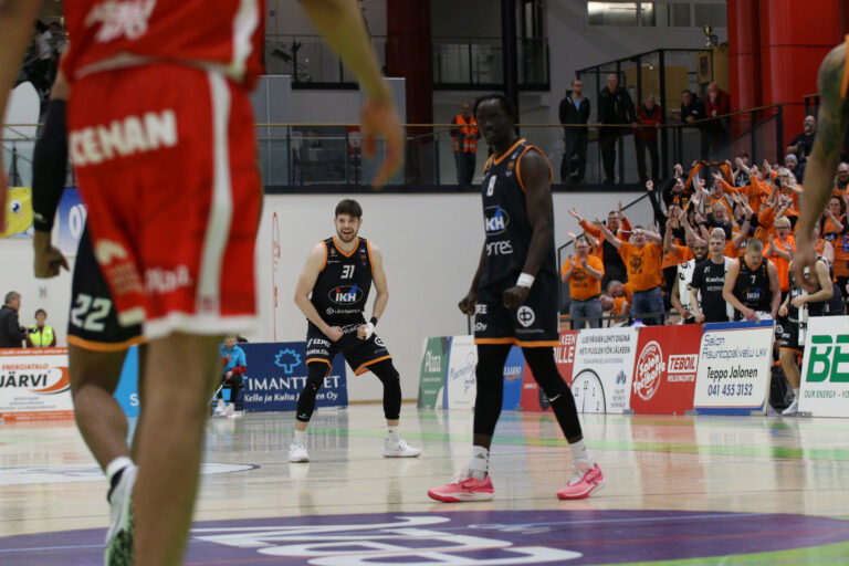 Korisliigan playoffit käyntiin: Kauhajoki mitätöi Vilppaan kotiedun ja Korihait avasi rytinällä