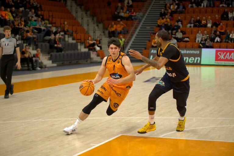 Andre Gustavson palaa Karhu Basketiin