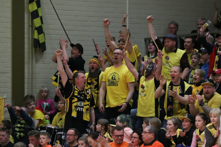 BC Nokian ja Karhu Basketin faneilla ainutlaatuinen suhde: ”Ystävyyttä yli seurarajojen”