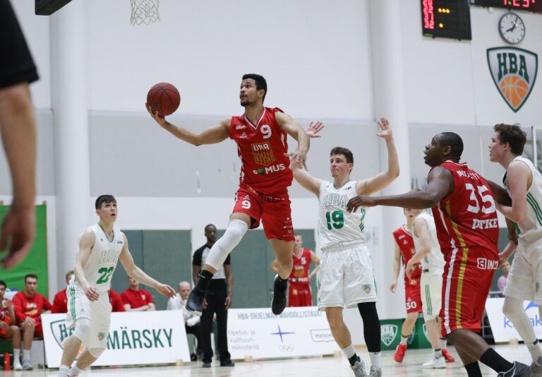 Aleksi Akpaso jatkaa Ura Basketissa