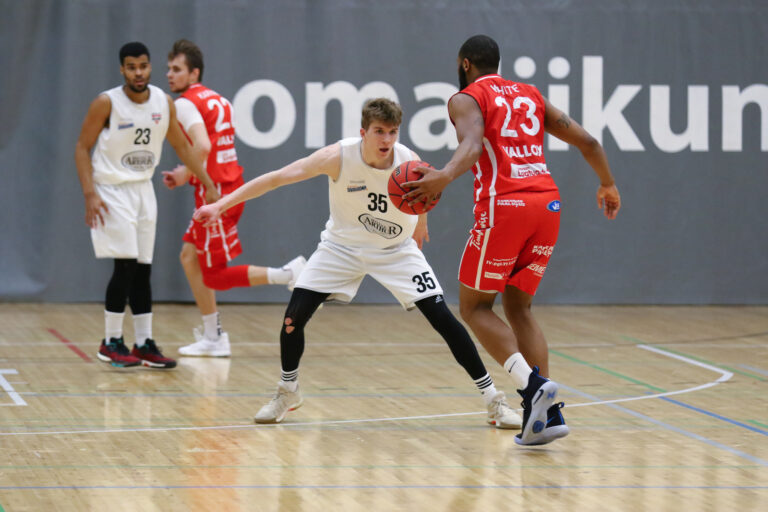 LoKoKo Bisons ja Oulun NMKY tasoittivat puolivälierien otteluvoitot