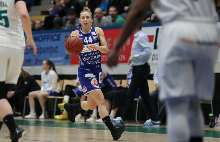 Yllätyskäänne Kymenlaakson derbyssä – Peli-Karhut katkaisi Kouvottarien voittoputken yli 50 pisteen voitossa