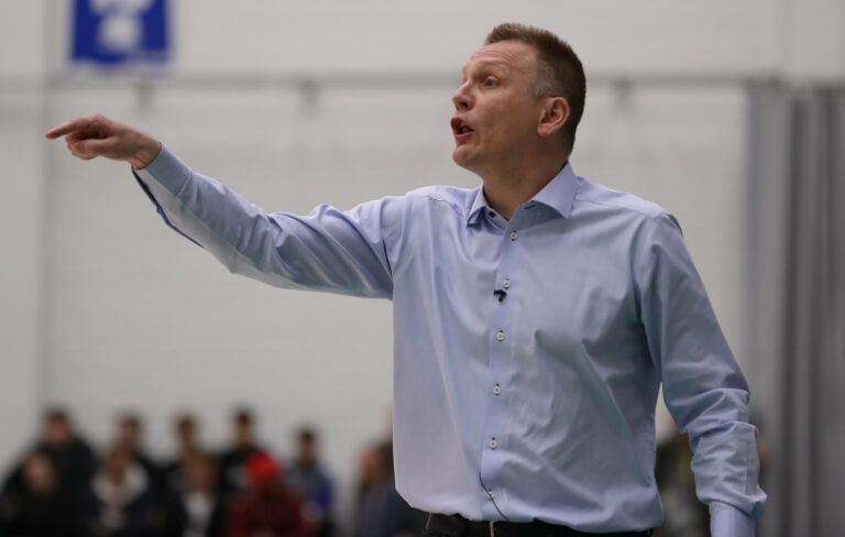 Paikallisikoni luotsaa KTP-Basketin uuteen nousuun – valmentaja Roope Mäkelä on tyytyväinen joukkueensa pelikuntoon