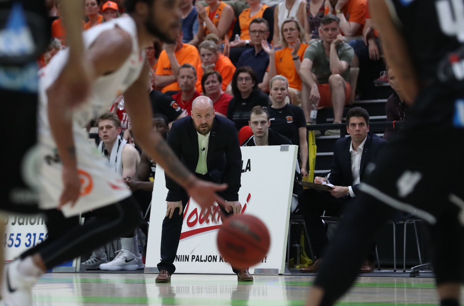 Kun Laakso jätti Kauhajoen taakseen, tuli apuvalmentaja Janne Koskimiestä (oik.) hänen seuraansa Karhu Basketissa. Kuva: Ville Vuorinen/Korisliiga