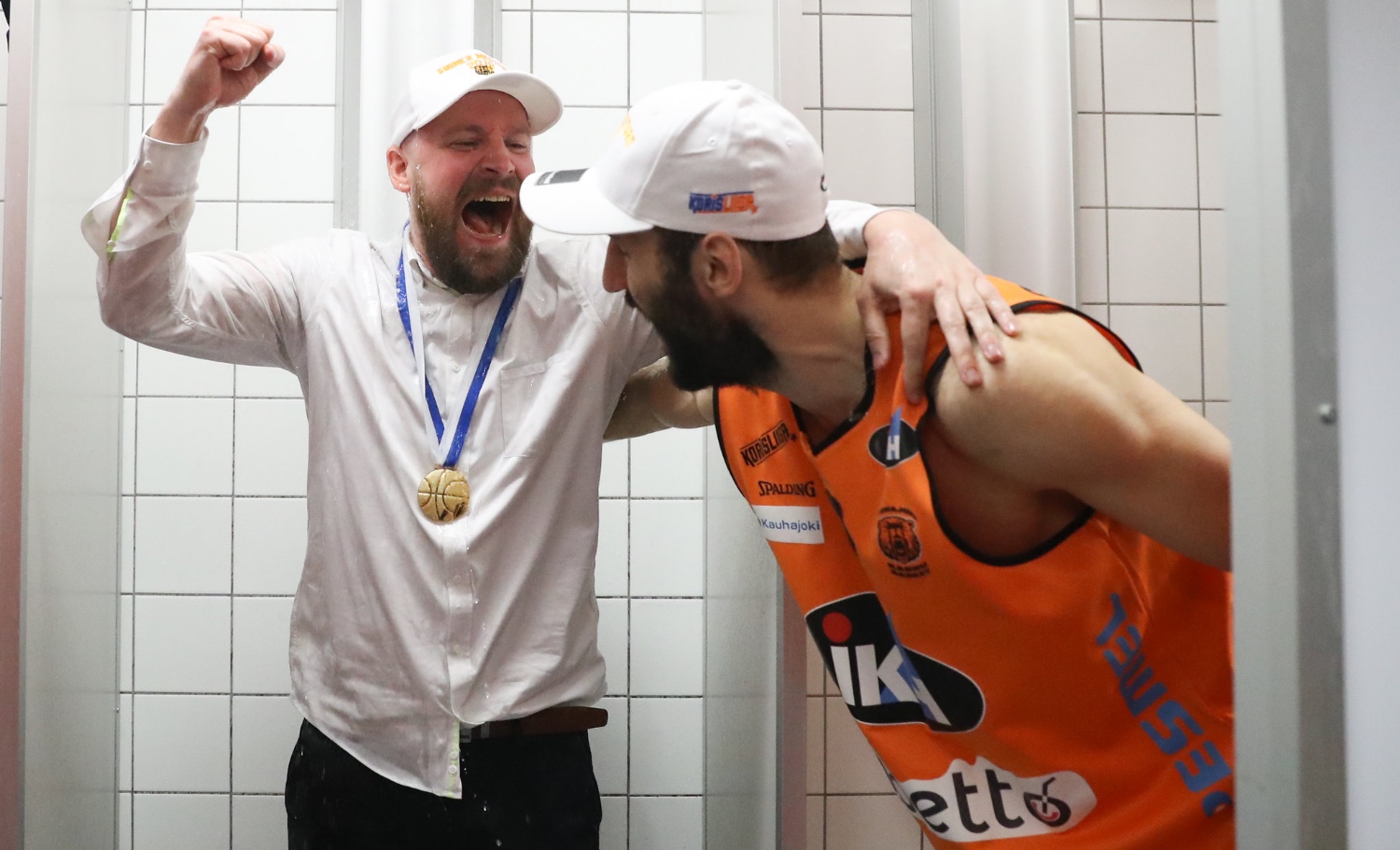 Laakso ja Bojan Sarcevic mestaruussuihkussa seurahistorian ensimmäisen mestaruuden ratkettua keväällä 2018. Kuva: Ville Vuorinen/Korisliiga