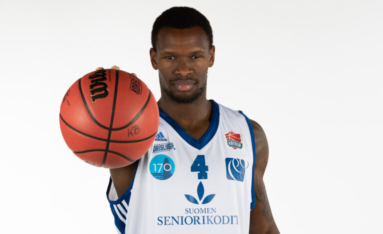 Kataja Basket purki sentteri Ryan Wrightin pelaajasopimuksen – ”Emme voi suvaita sopimatonta käytöstä”