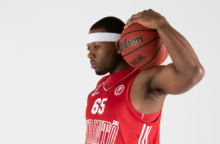 Kevin Johnson Jr. Kouvojen korin alle