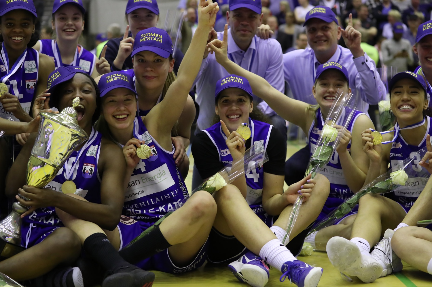 Pounds juhlimassa Suomen mestaruutta keväällä 2018. Kuva: Ville Vuorinen/Naisten Korisliiga