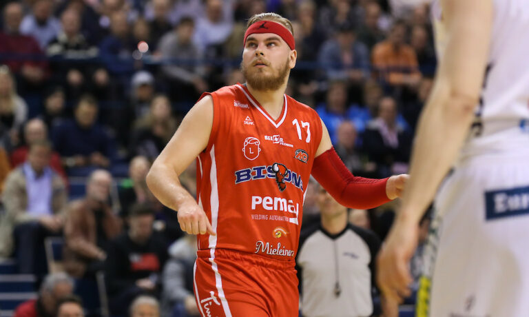 Bisons käynnisti Divisioona A:n välierät voitolla HBA:sta