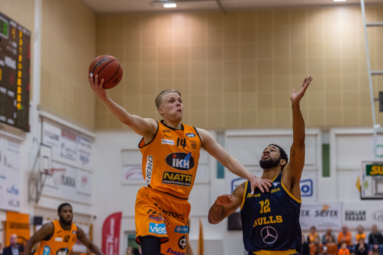 Korisliigan kuukauden pelaaja on Karhu Basketin Okko Järvi