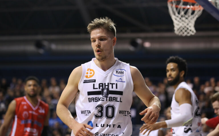 Lahti Basketball jatkosopimukseen Aleksanteri Aholan kanssa