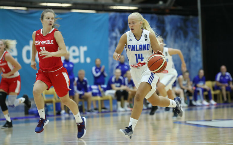 Kahelinille voitokas NCAA-debyytti, Augustin kovassa iskussa jatkoaikavoitossa