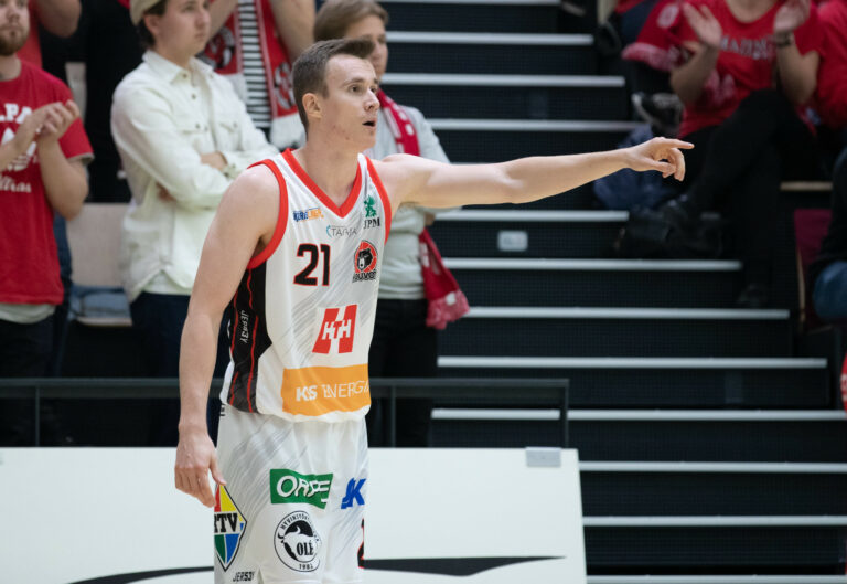 Teemu Knihtinen ja Sami Tahvanainen Bisonsin riveihin