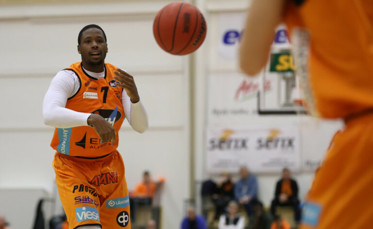 Karhu Basket haki sarjapisteet Kouvolasta viime kevään finalistien kohtaamisessa