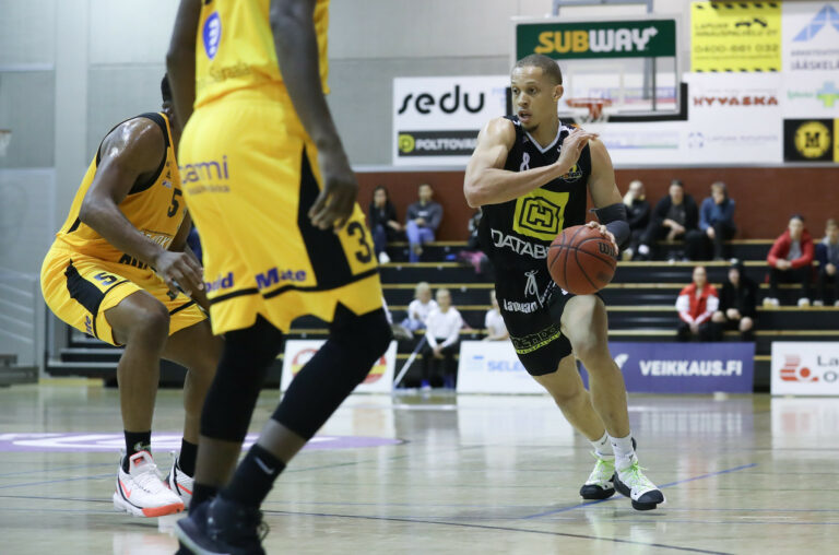Jordan Capps siivitti Kobrat kauden toiseen vierasvoittoon – Pyrintö kukisti Karhu Basketin