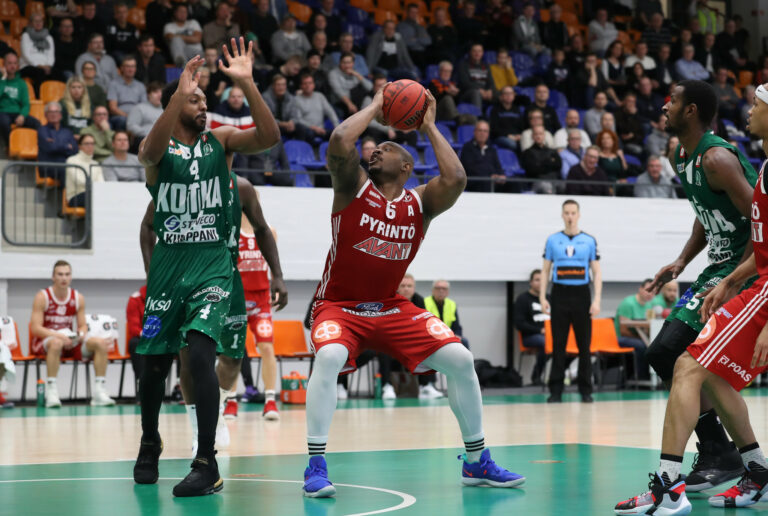 BJ Raymond auttaa Kobrien nuoret nousijat uuteen kauteen – ”Lupaavia pelaajia ei pidä kannustaa tuijottelemaan omia tilastojaan”