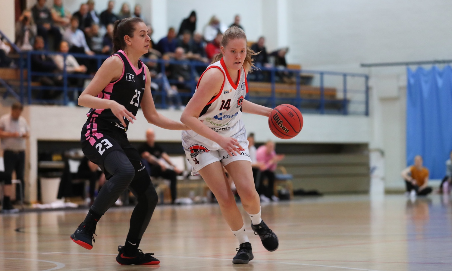 Jemina Airaksinen solmi 1+1-mallisen jatkosopimuksen Kouvottarien kanssa. Kuva: Ville Vuorinen/Naisten Korisliiga