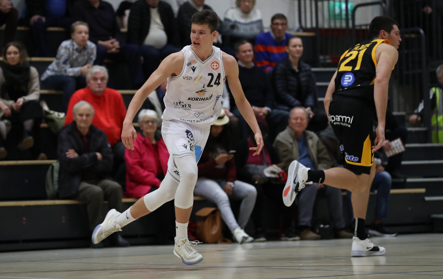 Tommi Lehtonen esitti viime kaudella ennakkoluulottomia otteita Korisliiga-parketeilla. Kuva: Ville Vuorinen/Korisliiga