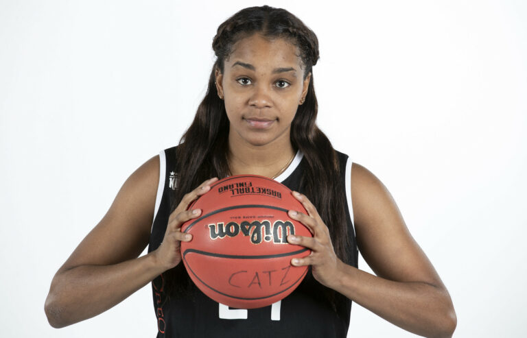 Jordan Jones palaa Catziin