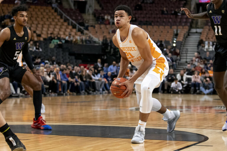Nkamhoua ja Tennessee putosivat NCAA:n lopputurnauksesta, Gustavson ja Richmond jatkavat NIT:ssä