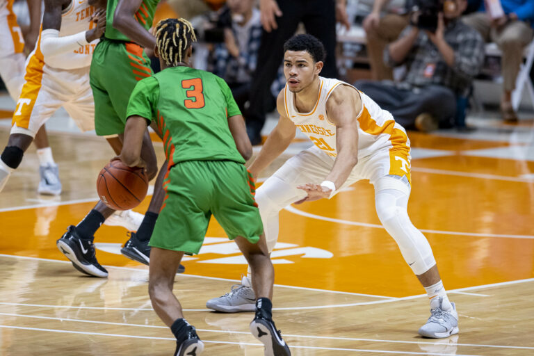 Nkamhoua ja Tennessee eteni konferenssin välieriin ja NCAA:n lopputurnaukseen