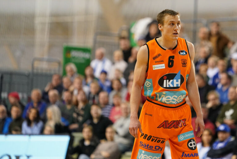 Antti Niskanen jatkaa Karhu Basketissa – Janne Hänninen jatkaa joukkueen valmennuksessa