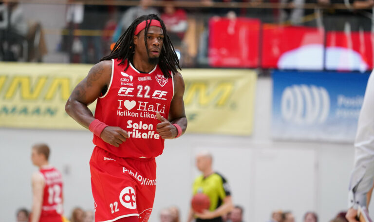 Jeremiah Woodilla sensaatioilta – vuoden viimeinen Korisliiga-ottelu päättyi Vilppaan voittoon