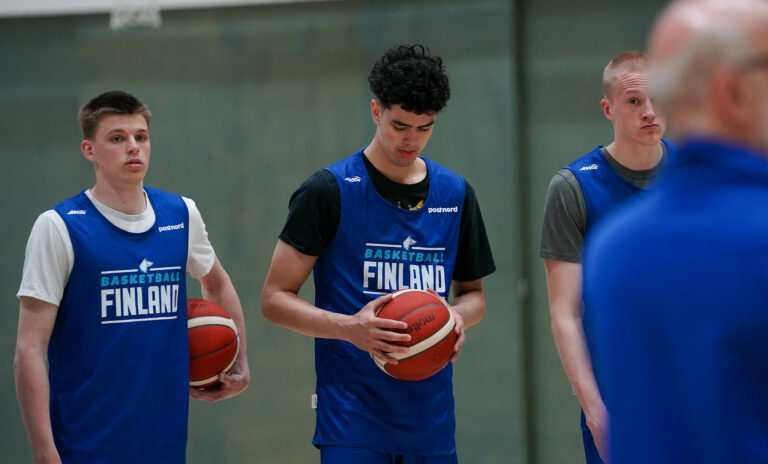 Mustapha Amzil liekitti 20 pistettä penkiltä Daytonin päihittäessä SMU:n