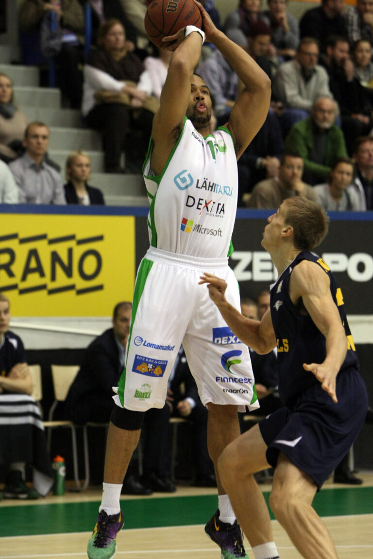 Honka parempi Lahdessa, Ronnie Clark palasi parketille